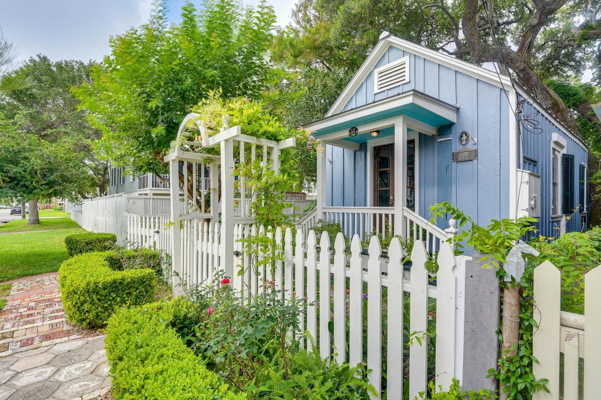 Galveston Home With Private Hot Tub - Walk To Beach! Exterior photo