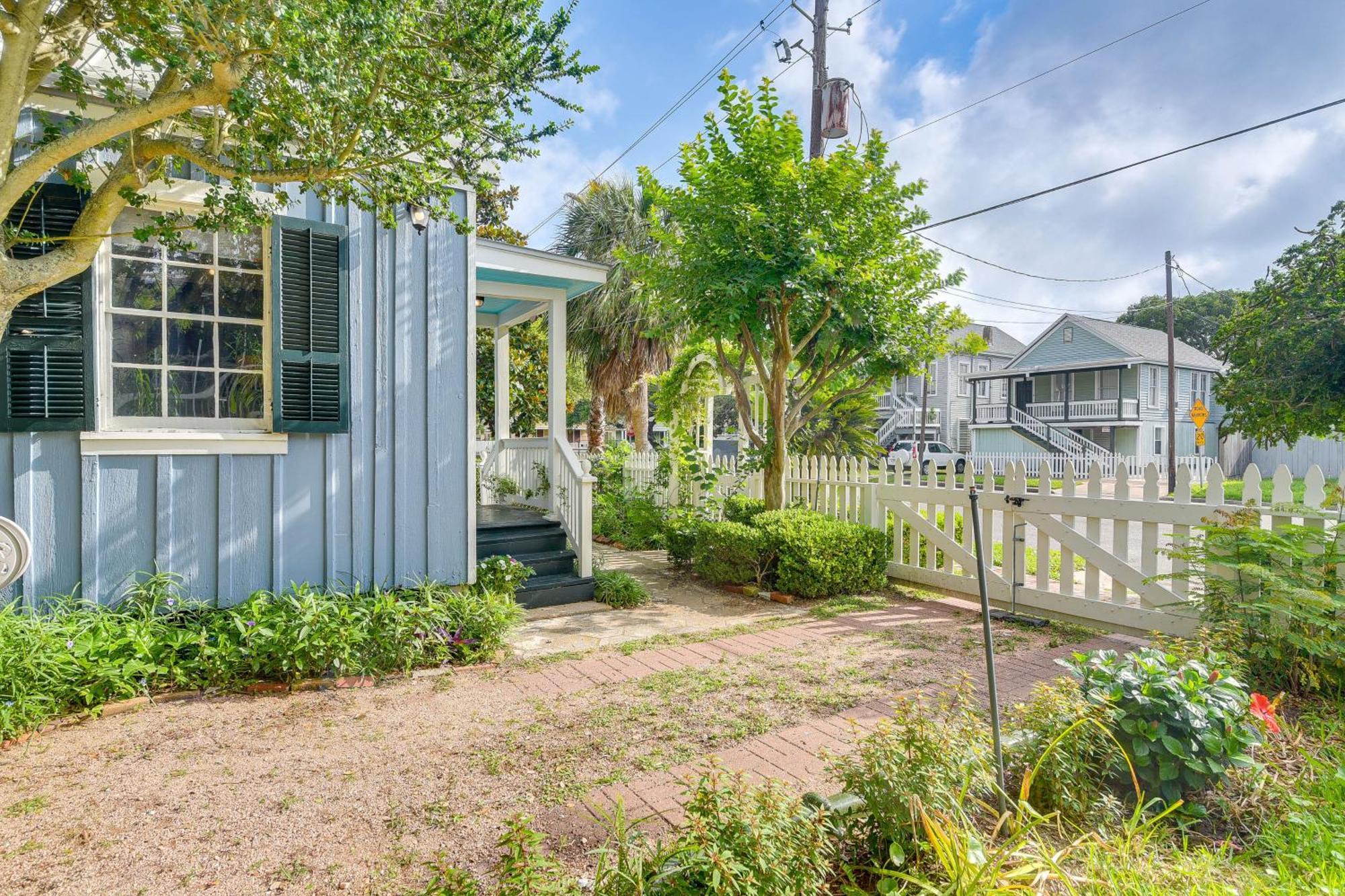 Galveston Home With Private Hot Tub - Walk To Beach! Exterior photo