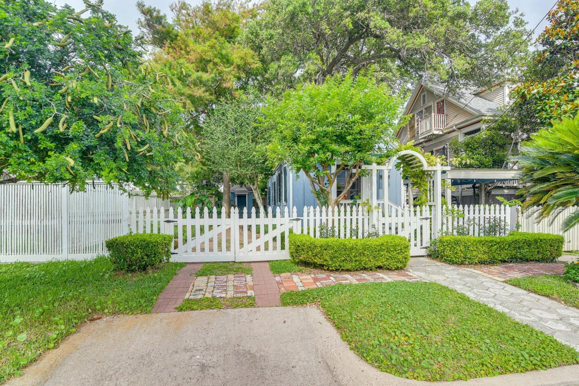 Galveston Home With Private Hot Tub - Walk To Beach! Exterior photo